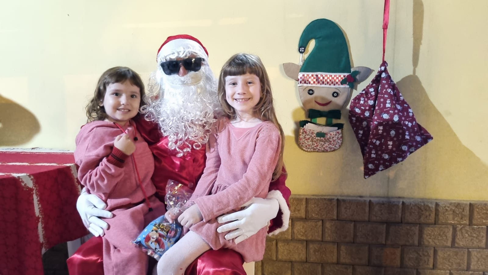 Casal abre sua casa para receber cartas para Papai Noel em Marechal Floriano