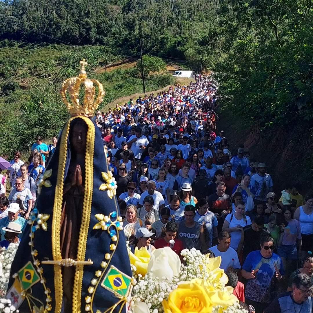 Procissão em homenagem a Nossa Senhora Aparecida conta com multidão de fiéis