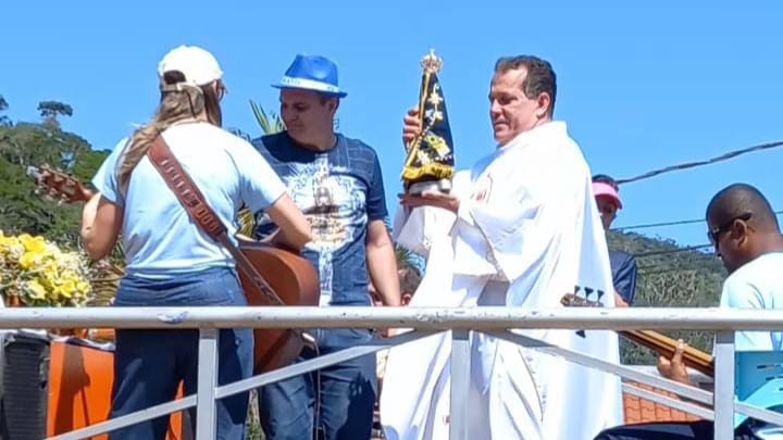 Multidão de fiéis acompanham a procissão em homenagem à Nossa Senhora Aparecida em Marechal Floriano